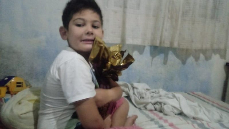 Luiz, de 6 anos, com seu ovo de Páscoa Onda de solidariedade - Imagem: Acervo Pessoal