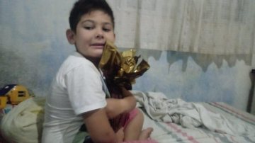 Luiz, de 6 anos, com seu ovo de Páscoa Onda de solidariedade - Imagem: Acervo Pessoal