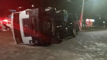 Caminhão tomba em rodovia em Caraguá (SP) - Foto: Divulgação/Policia Militar