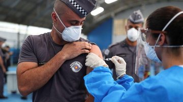 Forças de segurança de SP começam a ser imunizadas contra a covid-19 - © REUTERS/Amanda Perobelli/Direitos Reservados
