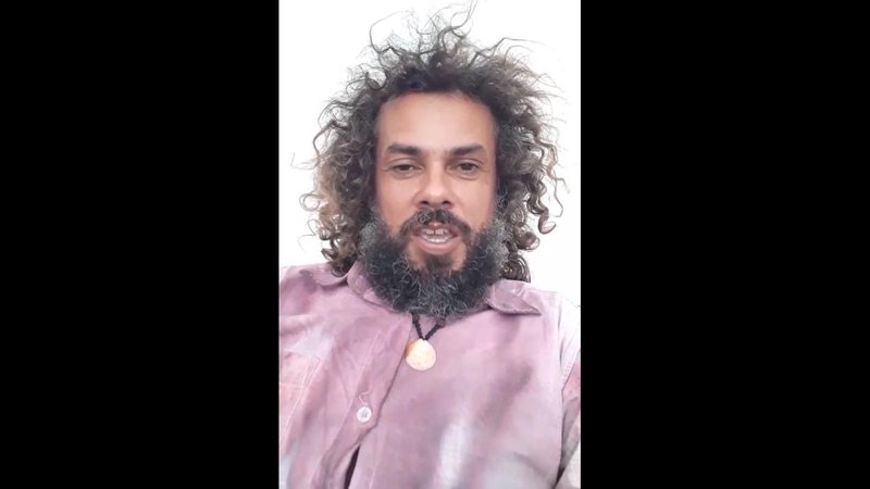 Tiano Mendes fez uma transmissão ao vivo e contou que os bandidos levaram o seu celular Samsung A71 (avaliado em quase R$ 2 mil), óculos de sol da marca da Evoke, uma camiseta dri-fit e R$ 390 em dinheiro - Foto: Divulgação/ Reprodução