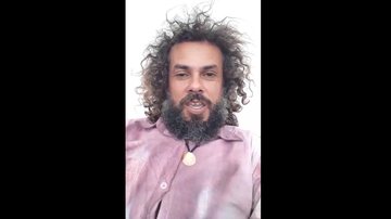 Tiano Mendes fez uma transmissão ao vivo e contou que os bandidos levaram o seu celular Samsung A71 (avaliado em quase R$ 2 mil), óculos de sol da marca da Evoke, uma camiseta dri-fit e R$ 390 em dinheiro - Foto: Divulgação/ Reprodução