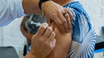Filas extensas, aglomeração de idosos e falta de vacinas são alvo de denúncias em Bertioga - Felipe Magalhães