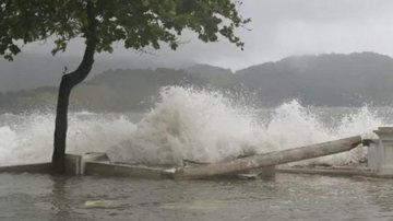 Ondas causam destruição em Santos, durante ressaca Nível do mar em Santos - Imagem: Mauricio de Souza/Estadão Conteúdo