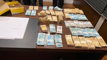 Grande quantidade de dinheiro em espécie foi apreendida nesta sexta-feira (23) pela PF - Foto: Polícia Federal
