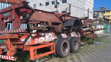 Morador denuncia abandono de carretas em São Vicente - Facebook/Sou Mais São Vicente e Região