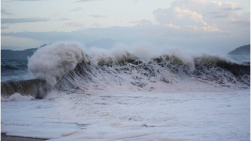 Com a ressaca, praia da Sununga, em Ubatuba (SP), é local de muitas ondas - Foto: Roger Souza Fotografia
