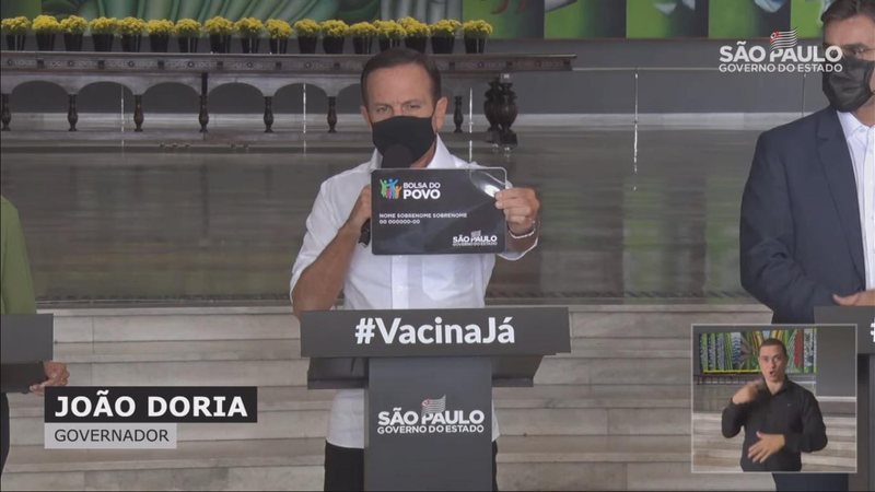 Governador mostra o cartão ampliado do programa com que beneficiários farão o saque Bolsa do Povo - Imagem: Divulgação / Governo do Estado de São Paulo