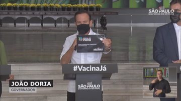 Governador mostra o cartão ampliado do programa com que beneficiários farão o saque Bolsa do Povo - Imagem: Divulgação / Governo do Estado de São Paulo