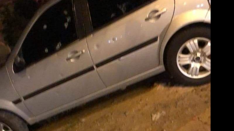 Carro estacionado na rua onde ocorreu o confronto foi alvejado de balas Tiroteio em São Vicente - Imagem: Reprodução / Sou Mais São Vicente e Região