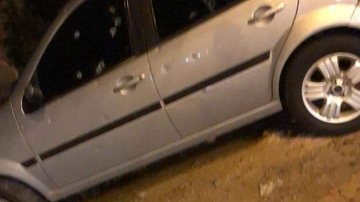 Carro estacionado na rua onde ocorreu o confronto foi alvejado de balas Tiroteio em São Vicente - Imagem: Reprodução / Sou Mais São Vicente e Região