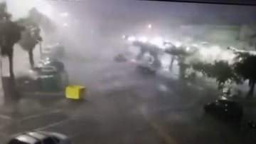Força da chuva arrasta lixeira na Rua da Praia, em São Sebastião (SP) - Imagens: Encontro Tudo Litoral (Instagram)