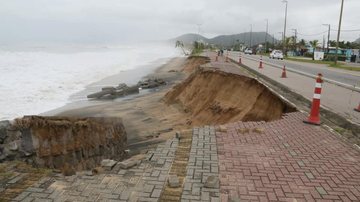 Ressaca desmoronou orla no Massaguaçú em Caraguatatuba (SP) - Foto: Facebook Prefeito Aguilar Júnior