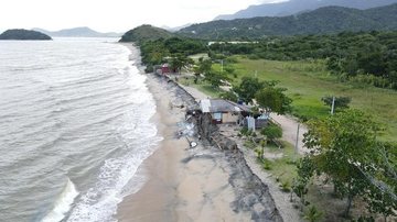 Praia da Mococa, após as ressacas. Nove quiosques atingidos Orla da praia da Mococa - Imagem: Reprodução / Prefeitura de Caraguatatuba / Cláudio Gomes