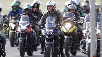 Bolsonaro faz passeio de moto em homenagem ao Dia das Mães - © Reuters / Ueslei Marcelino /Direitos Reservados