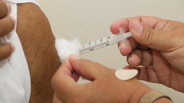 Ainda de acordo com a Secretaria, estima-se que 4.635 idosos com mais de 64 anos ainda não receberam a primeira dose da vacina contra a Covid-19. - Foto: Luís Gava/PMC