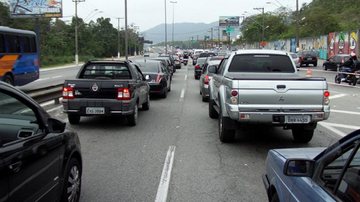 Fechada de trânsito deu origem à confusão em Praia Grande “Dedo do meio” no trânsito de Praia Grande acaba em agressão e colisão de carros - Imagem meramente ilustrativa - avenida de Praia Grande: Angelus Strauss/Arquivo Pessoal