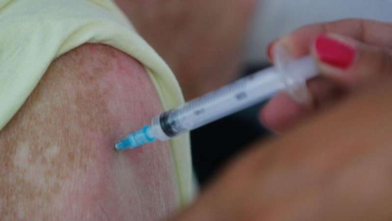 Lote com 5,7 milhões de doses de vacinas começa a ser distribuído - © Tânia Rêgo/Agência Brasil