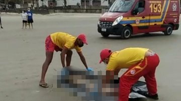 Suspeita é de o corpo seja de um jovem com as mesmas características que se afogou na região da Boca na Barra, em Itanhaém, dois dias antes Banhistas encontram corpo em praia de Praia Grande (SP); - Imagem: Reprodução / Praia Grande Mil Grau