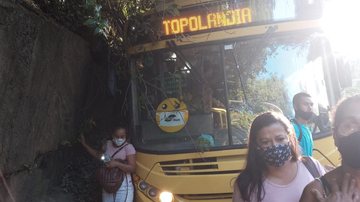 Passageiros deixam ônibus quebrado da Ecobus em São Sebastião (SP) - Foto: Divulgação/ Reprodução Facebook
