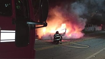 Carro pega fogo e interdita trecho da Rio-Santos em São Sebastião - Foto: Divulgação / Corpo de Bombeiros