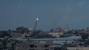 Israel e Hamas intensificam bombardeios - © Reuters/Ibraheem Abu Mustafa/direitos reservados