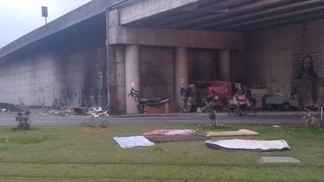 Moradores de rua são sujeitos de direito, segundo especialista, e precisam de abordagem social e humanitária; prefeitura vem tomando providências de acordo com as boas práticas humanitárias Pandemia e crise econômica aumentam em 40% população de rua em São - Imagem: Reprodução / Sou Mais São Vicente e Região