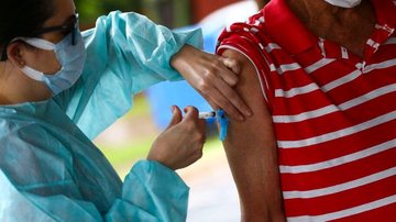 Rebeca Barufi, que é gestora em saúde pública revelou que sim, é possível receber as duas vacinas ao mesmo tempo - © Marcelo Camargo/Agência Brasil