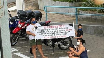 Empresária protesta na porta da prefeitura de São Sebastião (SP) - Foto: Divulgação/ Reprodução Facebook