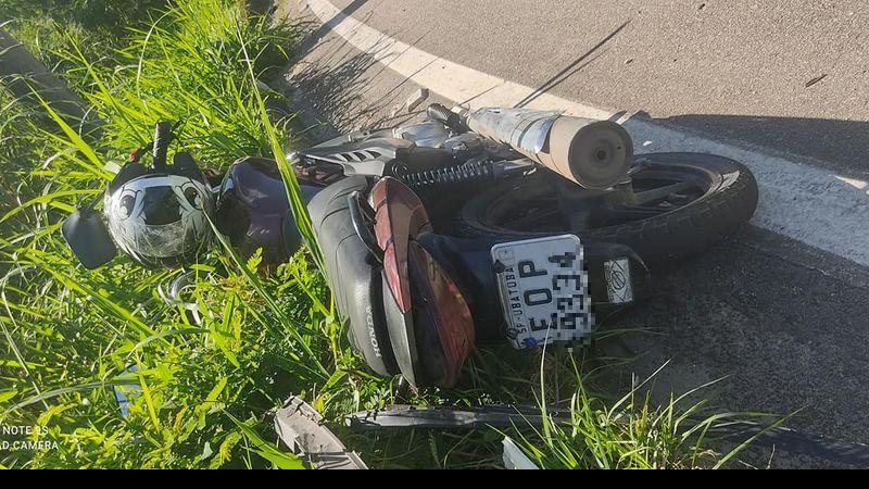 Moto deixada em acostamento no bairro Toque-Toque, em São Sebastião (SP) - Foto: Divulgação/ Reprodução Facebook