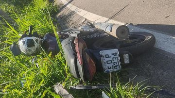 Moto deixada em acostamento no bairro Toque-Toque, em São Sebastião (SP) - Foto: Divulgação/ Reprodução Facebook