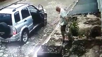 Após arrancar planta ornamental, homem a coloca no banco de trás do veículo Imagem 2 - Velhinho fanfarrão é flagrado roubando plantas em Itanhaém (SP): - Imagem: Reprodução / Redes Sociais