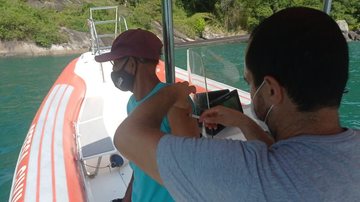 Em algumas comunidades de difícil acesso, prefeitura enviou equipes de barco para vacinar a população Vacinação em Ilhabela - Divulgação/Prefeitura de Ilhabela
