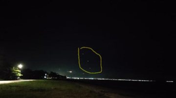 Em destaque, as três luzes brilhantes no céu, flagradas pelo rádio astrônomo OVNIs são flagrados sobrevoando praia de Caraguatatuba (SP) - Imagem: Reprodução / https://salimburihan.blogspot.com/ Salim Burihan
