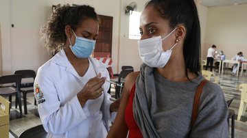 Vacinação contra a covid-19 em Guarujá - Diego Marchi