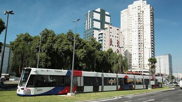 Projetos buscam melhorar substancialmente a mobilidade urbana na cidade Prefeitura de Praia Grande pede corredor de ônibus (BRT) e veículo leve sobre trilhos (VLT) ao Governo de SP - Imagem ilustrativa - VLT Santos / Divulgação Prefeitura de Santos /  Francisco Arraes