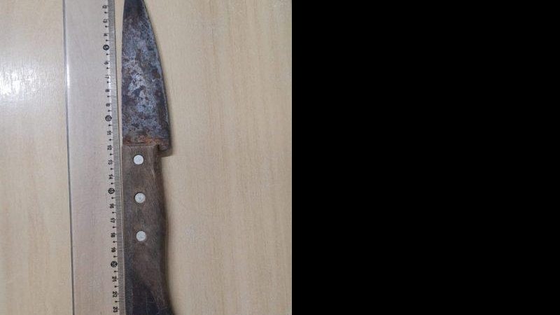 Faca de aproximadamente 25 centímetros utilizada no crime Litoral de SP: homem mata vizinho a facada por fazer xixi em sua casa - Divulgação: Polícia Civil