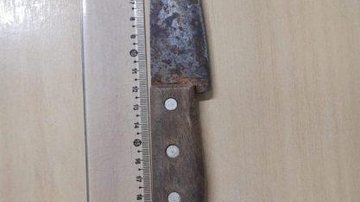 Faca de aproximadamente 25 centímetros utilizada no crime Litoral de SP: homem mata vizinho a facada por fazer xixi em sua casa - Divulgação: Polícia Civil