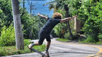 Neto Ilhabela andando de skate nas ruas do arquipelágo - Foto: Ramon Vinicius