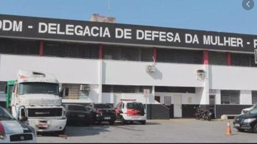 Após desferir duas facadas na mulher, homem fugiu Capa - Mulher pede separação e é esfaqueada por companheiro, em Praia Grande (SP) - Divulgação/DDM de Praia Grande