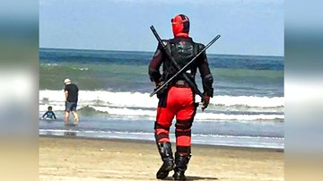 Imagem Deadpool aproveita praia e intriga senhoras: “Quase me borrei de medo”, em Praia Grande (SP)