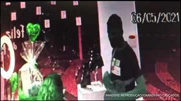 Comerciante foi assaltada em plena apresentação ao vivo e lamentou Comerciante é roubada durante live, em Santos (SP) - Imagem: Reprodução / Grandfino Calçados