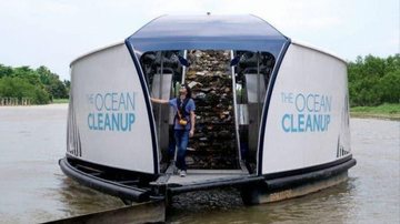 Inventor em sua invenção, o 'barco faxineiro dos mares' CAPA - Jovem inventa barco capaz de remover 80 mil toneladas de lixo do mar por ano - Imagem: Reprodução / Revista Pazes