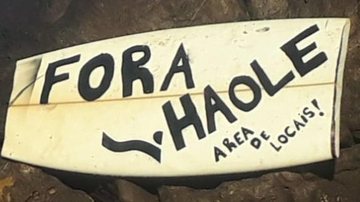 Placa colocada nas pedras da praia de Boiçucanga, em São Sebastião (SP) - Foto: Divulgação