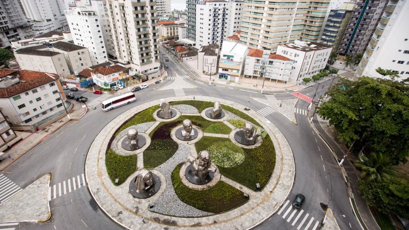 A Praça da Paz é um espaço com sete esculturas assinadas pelo artista plástico Gilmar Pinna Praça da paz em Praia Grande - Divulgação PMPG