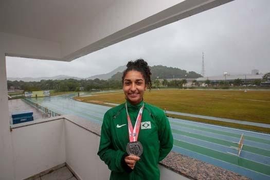 Amanda sonha em disputar o Troféu Brasil, uma das competições mais importantes do atletismo nacional Atleta de Praia Grande (SP) ganha medalha em torneio estadual - Imagem: Divulgação / PMPG