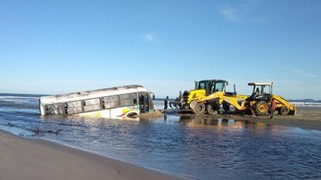 Ônibus atola em praia e fica quase submerso em cidade do litoral sul de SP - Divulgação/Prefeitura de Ilha Comprida