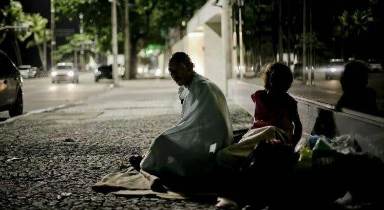 Moradores de rua se protegem do frio nas ruas do centro de São José dos Campos, SP - Foto: Gaspar Lobão