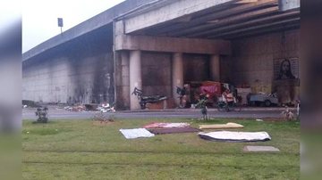 Moradores de rua armam acampamento em viaduto e geraram transtornos a residentes da Baixada Santista - Reprodução