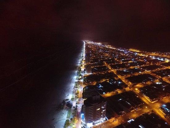 Imagem noturna do Balneário Flórida, em Praia Grande Suspeito se finge de fantasma ao ser flagrado furtando casa de veraneio em Praia Grande - Imagem: Reprodução / Trip Advisor